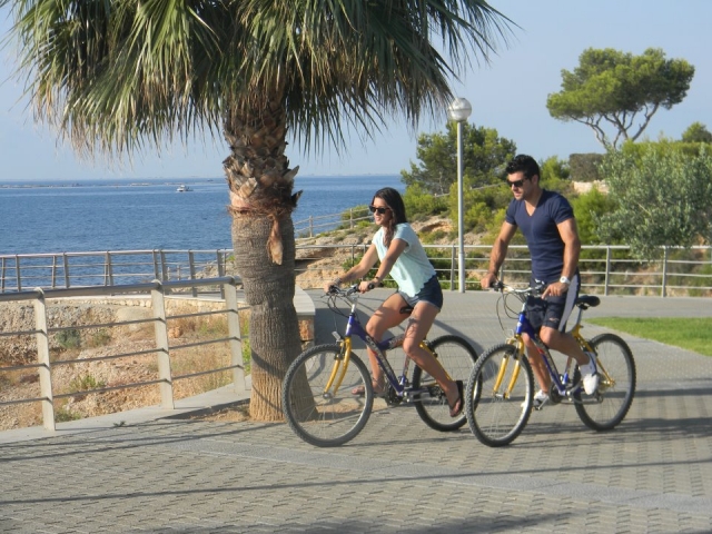 Pareja paseando en bici